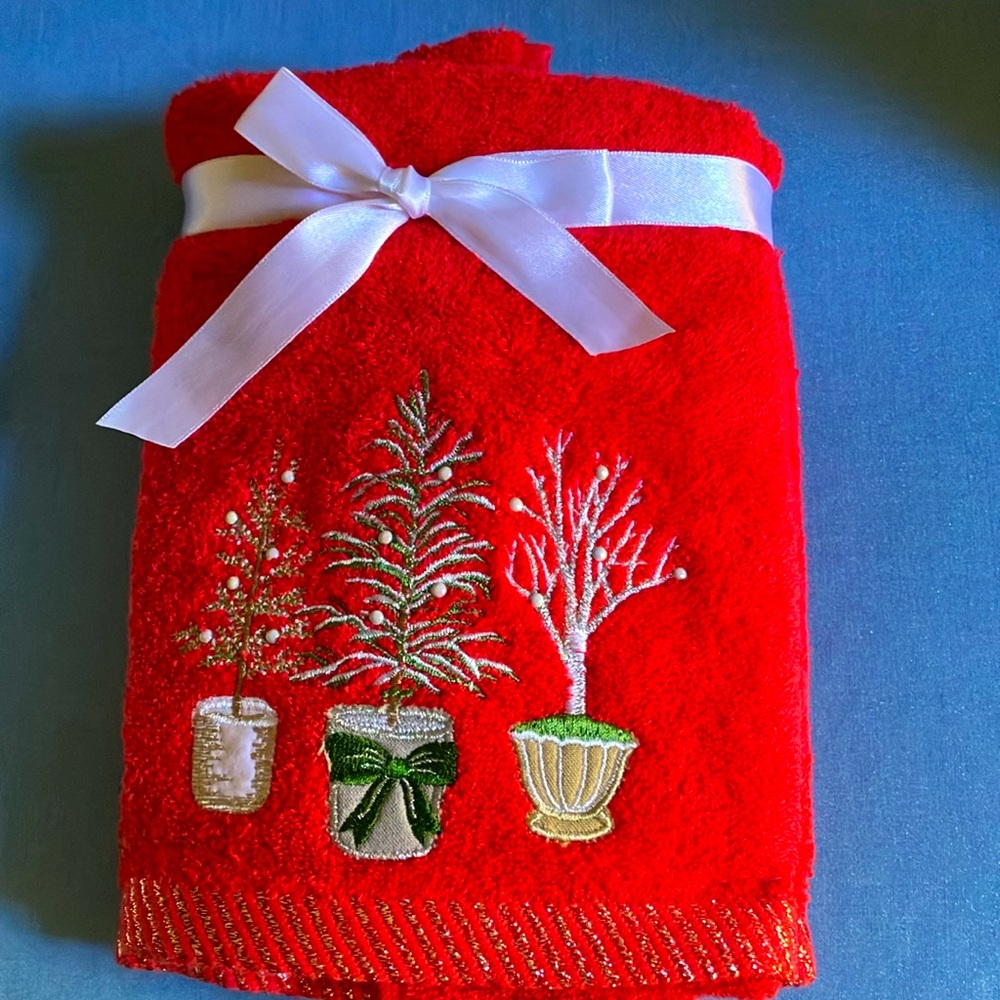 🎄Beautiful Christmas Embroidered Red Hand Towels 2 - Pack NWT ‼️